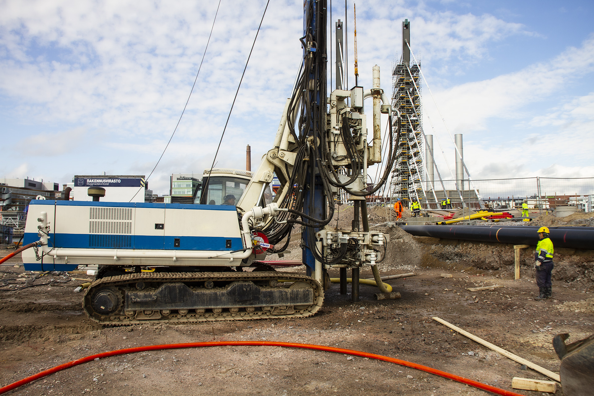 Kantolan Porapaalutus Oy - porapaalutuskone ty&ouml;maalla