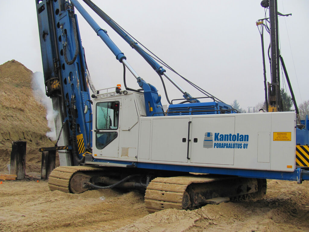 Paalutuskone ty&ouml;ss&auml;