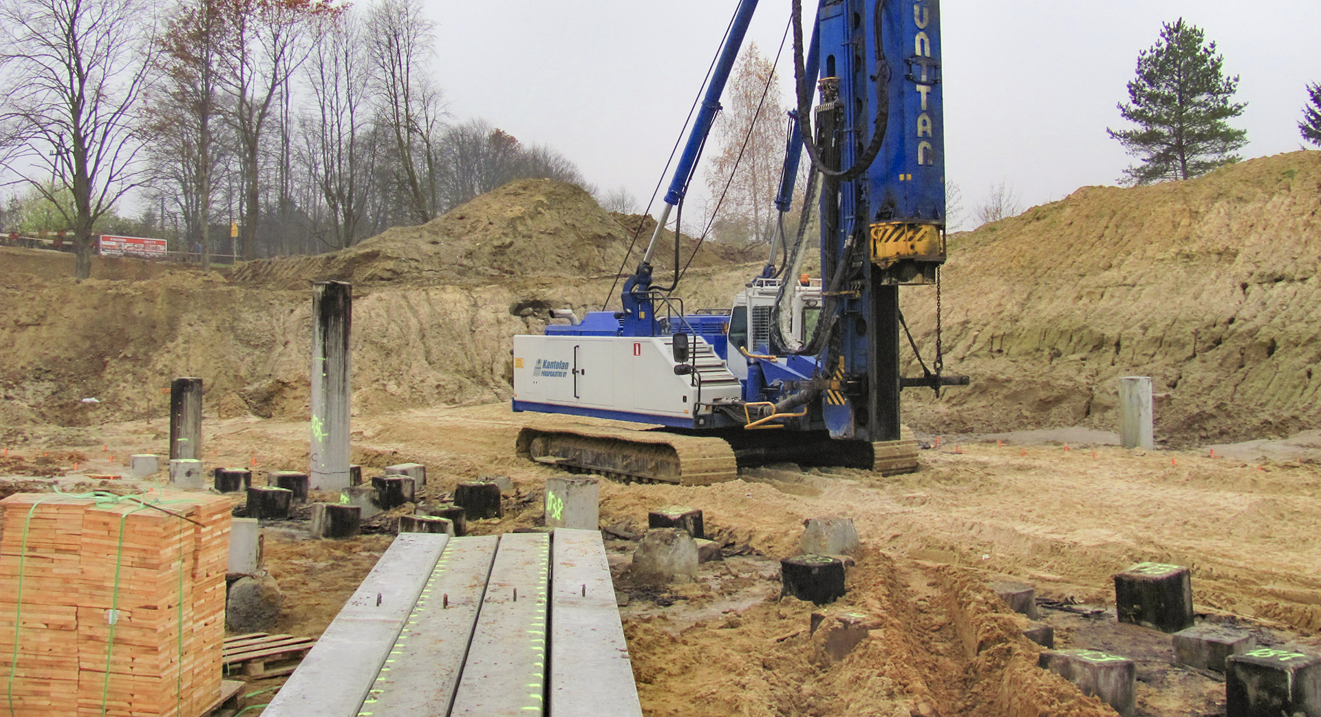 Ly&ouml;ntipaalutuskone ty&ouml;maalla